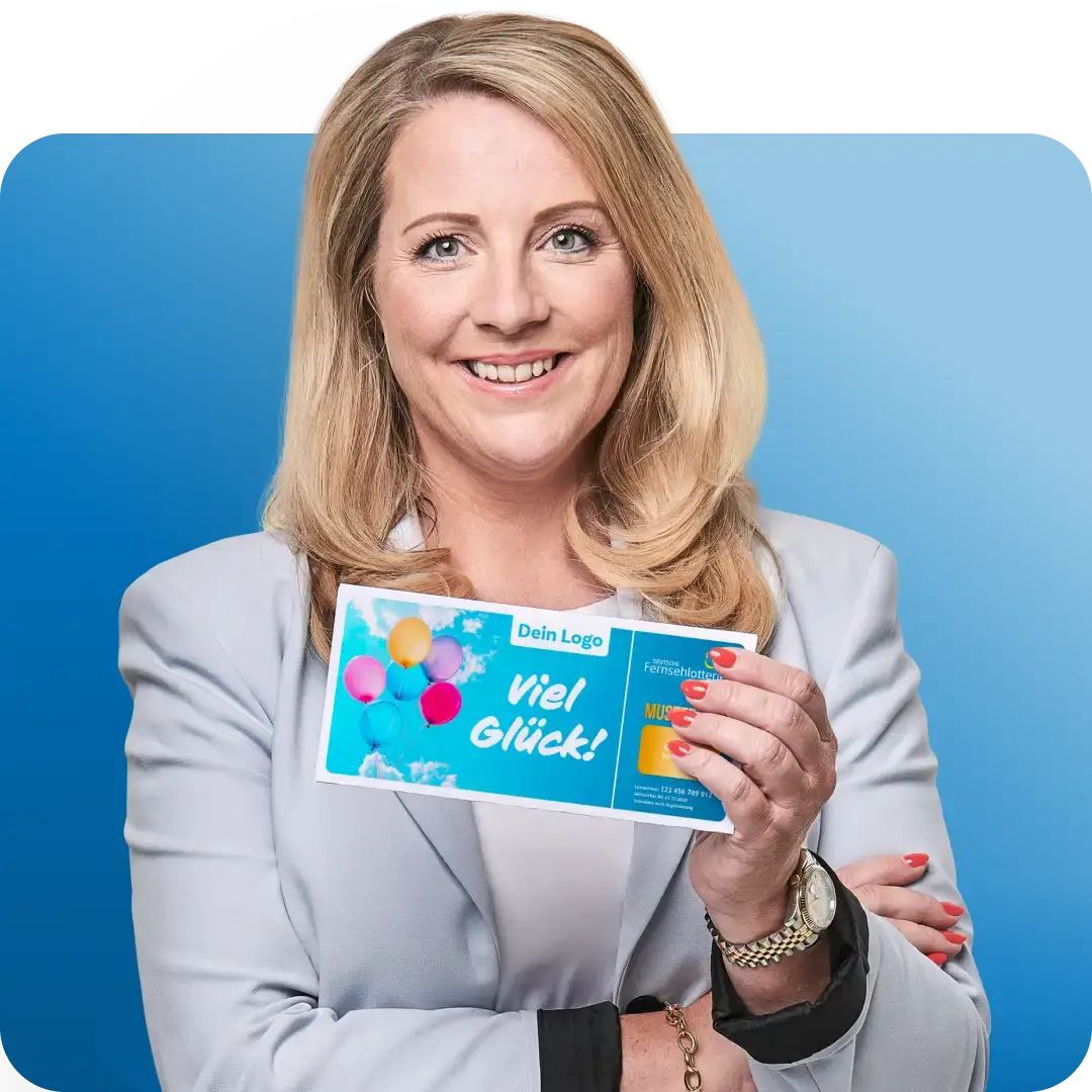 Carina Schmidt-Pf&ouml;rtner h&auml;lt ein Los der Deutschen Fernsehlotterie in der Hand